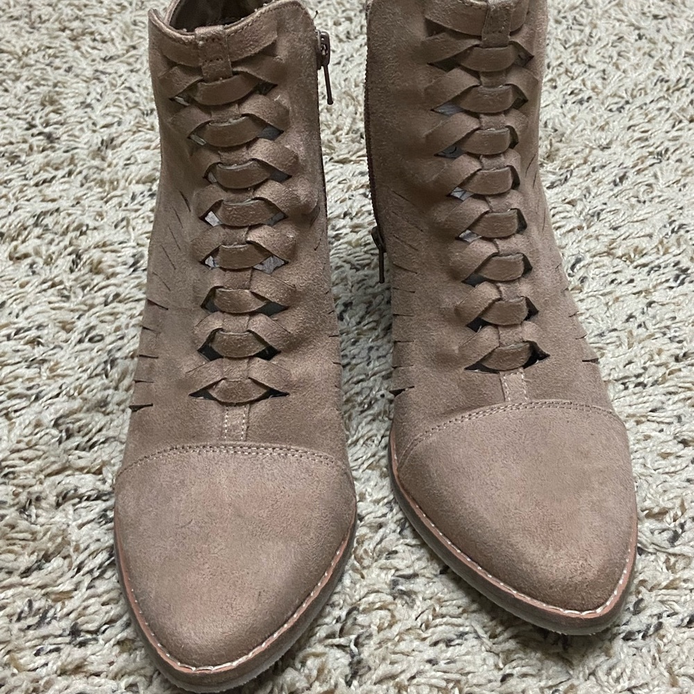 Coconuts by Matisse tan booties. Size 8.5